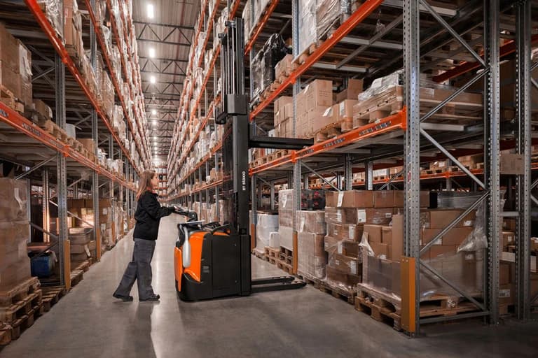 BT Staxio con pedana operatore 2.0t - Immagine 5