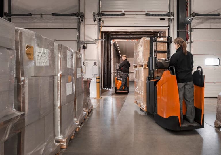 BT Staxio con pedana operatore per doppio stoccaggio 2.0t stretto - Immagine 4