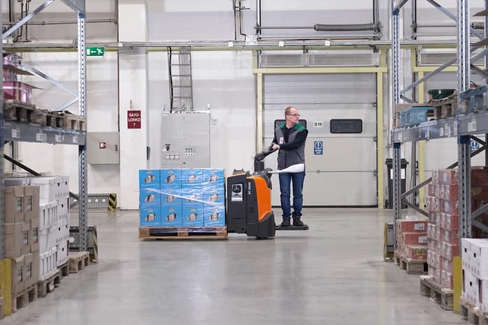 Transpallet elettrici con pedana operatore