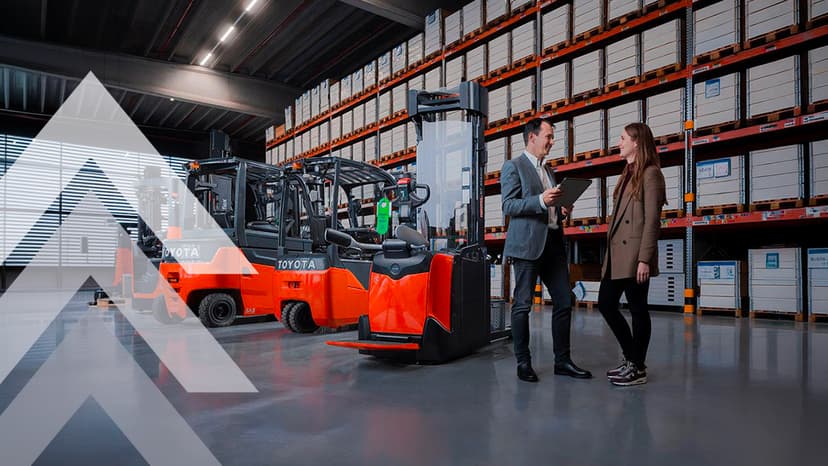 Carrello elevatore Toyota in un magazzino moderno predisposto per Industria 4.0.